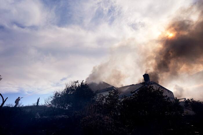Fire crews battle Southern California blaze that burned 6 homes, led to ...