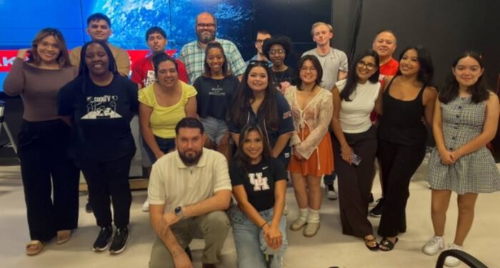 click2houston.com - KPRC 2's Ricky Mu&ntilde;oz helps University of Houston journalism students prepare for newsroom careers