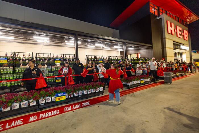 Hundreds line up as H-E-B opens new store near Converse on far East Side