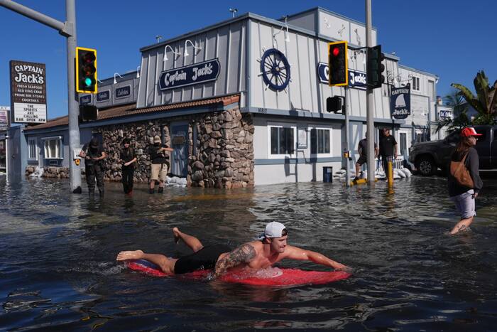 King tides inundate streets and flood homes and businesses along both US coasts
