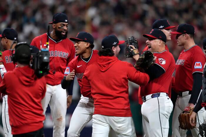 Williams, Ramírez lead Guardians over White Sox 2-0 to cap comeback in ...