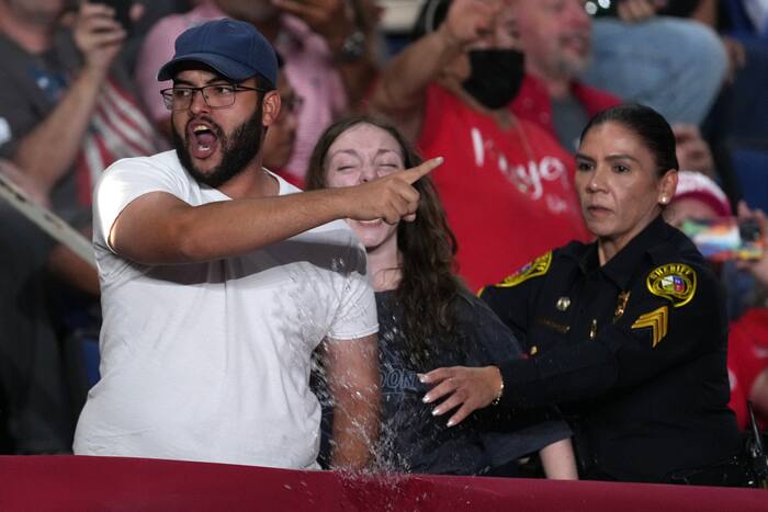 Trump interrupted by protesters as he fights to rally Texas voters ...