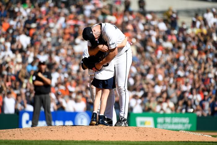 Verlander leaves final start of 21-year career as 7-year-old daughter ...