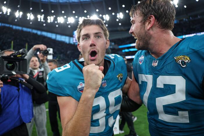 Jaguars walk it off with stunning 19-17 win over Eagles on final play