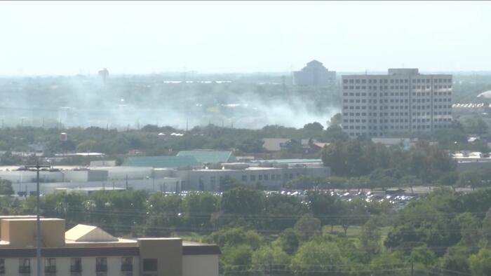 Man goes door-to-door helping people escape apartment fire in SW Houston