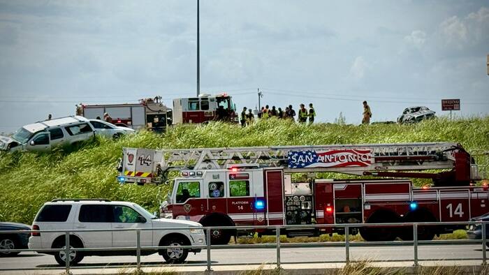 2 children seriously injured after three-vehicle crash on US Highway 281, police say