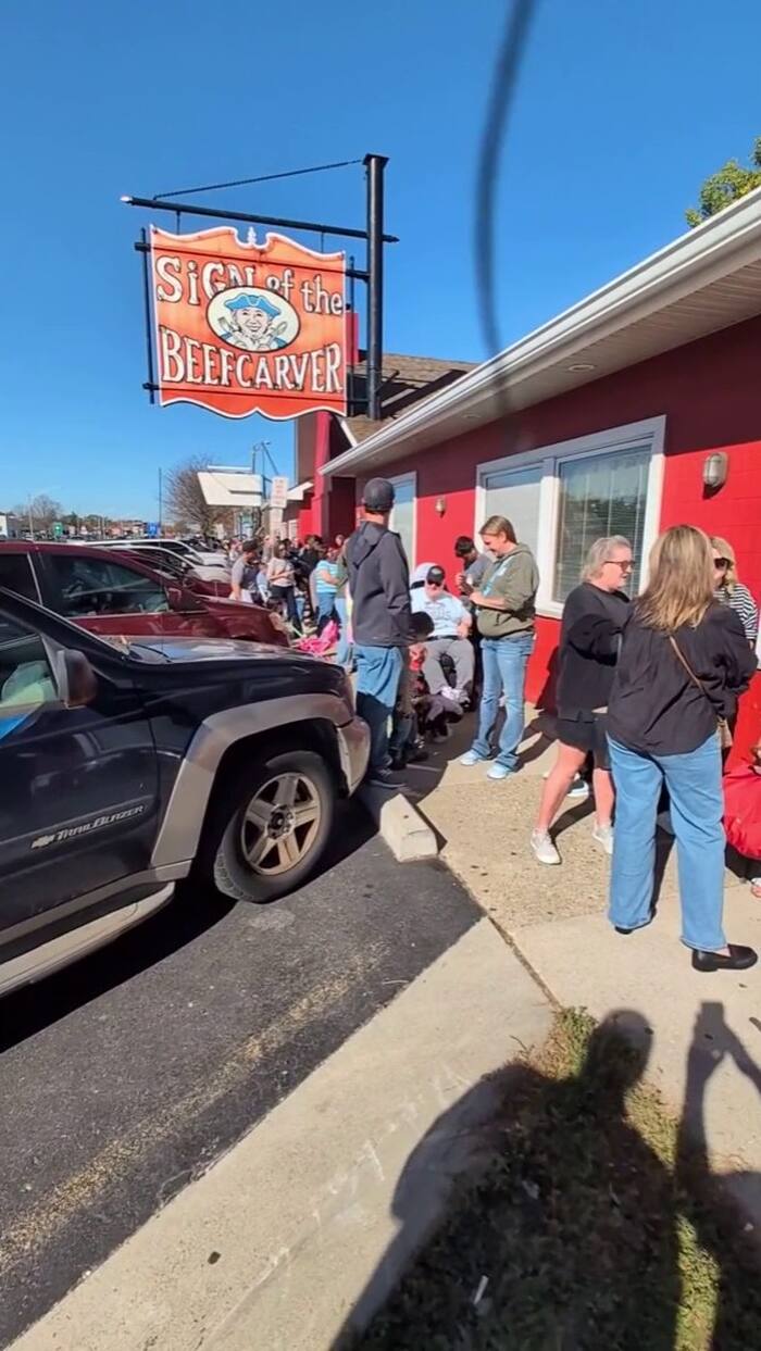 Sign of the Beefcarver closing: Long lines continue at Royal Oak restaurant
