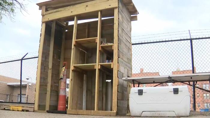 Grupo de ajuda alimentar em Detroit luta para manter abrigo de doações na calçada