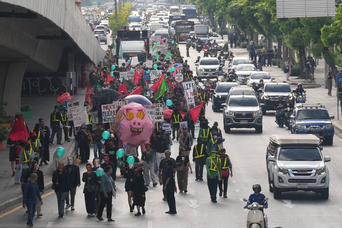 Protesters march at IMF-World Bank meetings in Bangkok