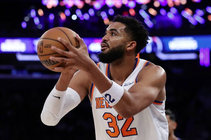 Knicks pause contract talks to focus on title defence