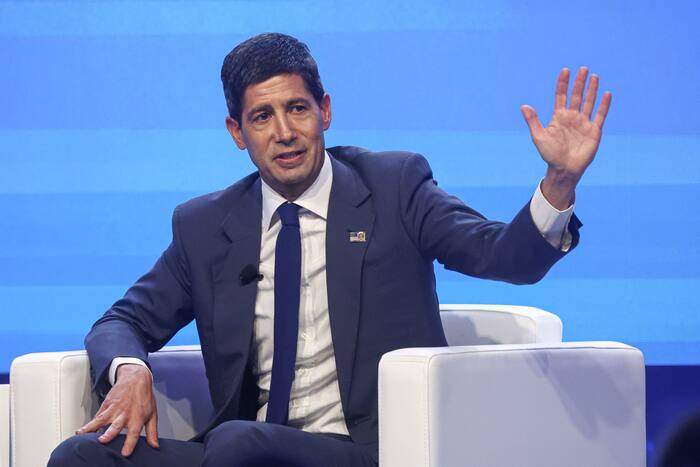Fed chair Warsh refuses to signal future interest rate moves