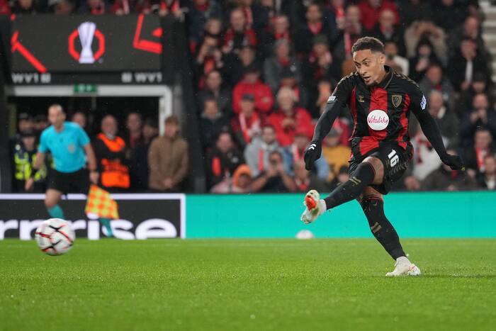 Bournemouth beats 10-man AC Milan 3-0 in Europa League