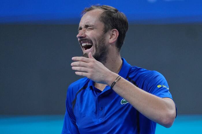 Medvedev disqualified from China Open after hitting spectator
