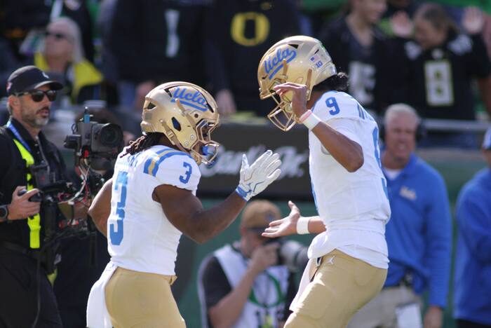 No. 21 UCLA beats No. 13 Oregon 17-15 to stay undefeated