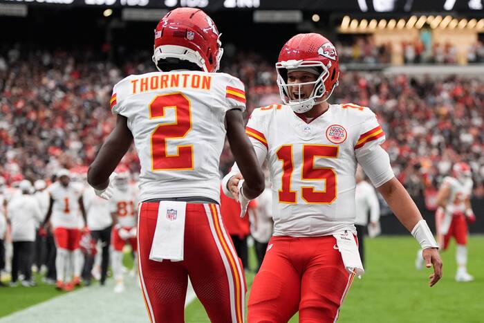 Chiefs beat Raiders 30-27 to move to 4-0
