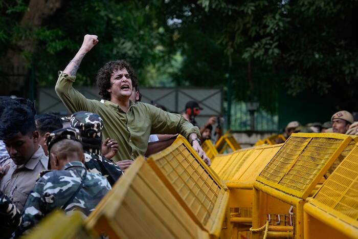 Young Indians protest against voter list purge under Modi