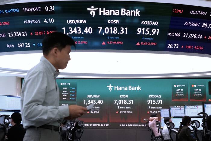 Asian stocks fall despite Wall Street reaching all-time highs