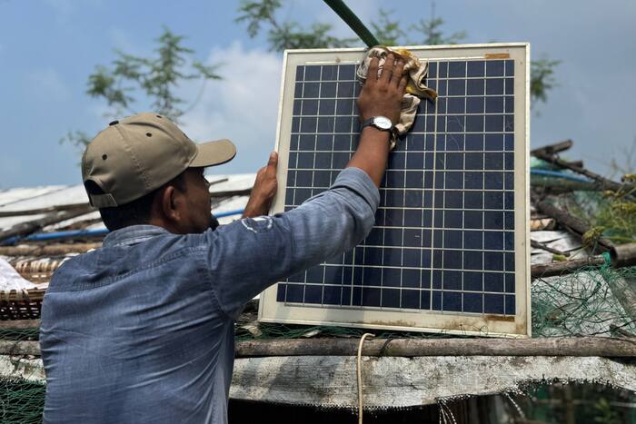 Solar kits help disaster victims and refugees access electricity