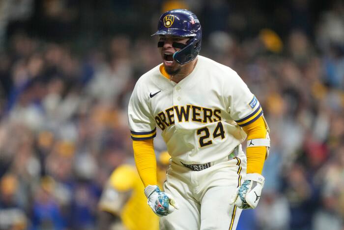 Brewers beat Padres 3-2 in NLDS opener with bizarre roof play
