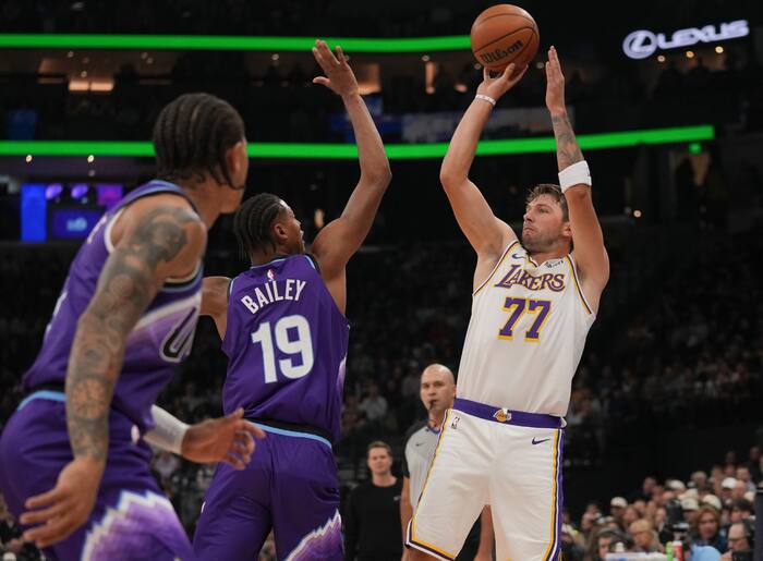 Doncic scores season-high 52 points as Lakers beat Jazz
