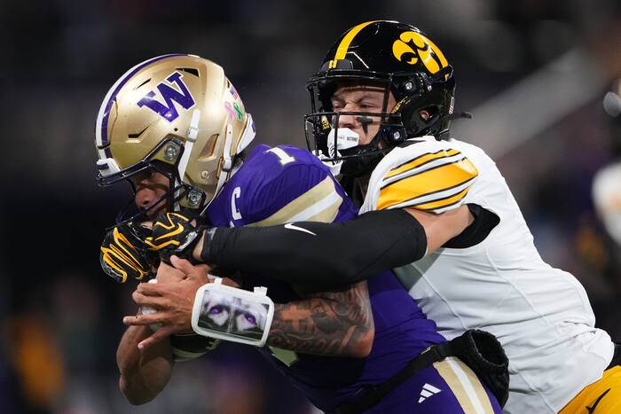 Iowa beats Washington 41-24 behind Moulton's 208 yards