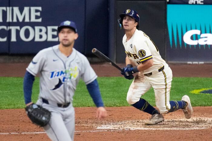 Brewers beat Rays 5-4 to lead World Series 2-0