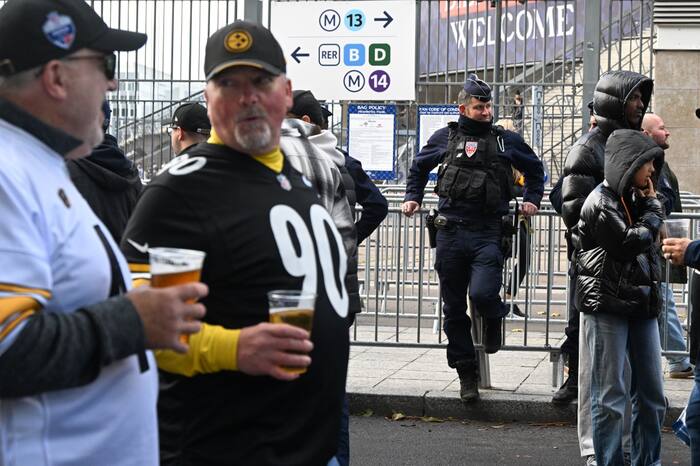 NFL's first Paris game draws 76,000 despite recent protests