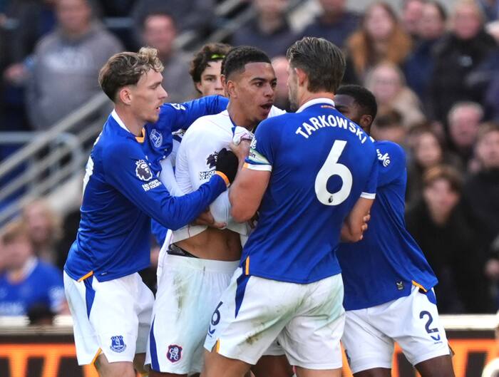 Neto double gives Chelsea victory at Everton amid Martinez injury