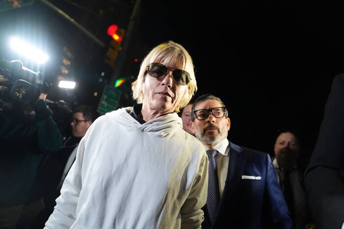 Selma Blair accused of attacking 2 flight attendants and assaulting a police officer and nurse