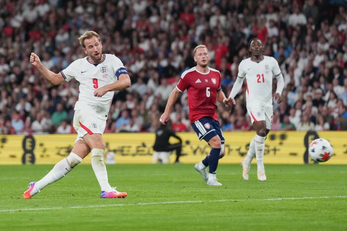 Kane scores on record-tying 125th England appearance