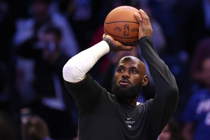 LeBron James makes 76ers debut in preseason game