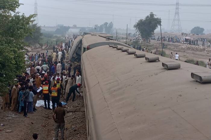 Passenger train derails in central Pakistan killing four