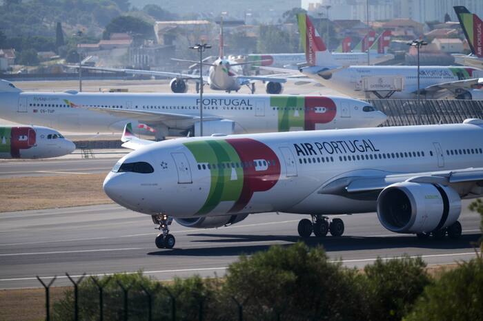 Lufthansa to buy 44.9% stake in TAP Air Portugal