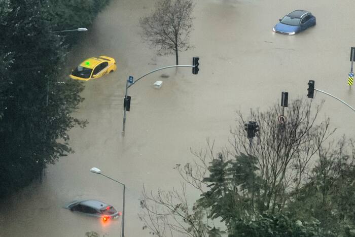 Heavy rain and flooding forces Istanbul school closures