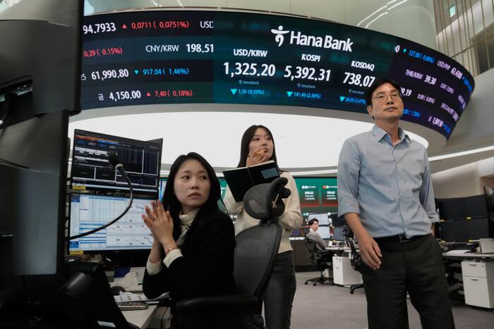 Asian shares fall after Wall Street retreat as oil prices drop