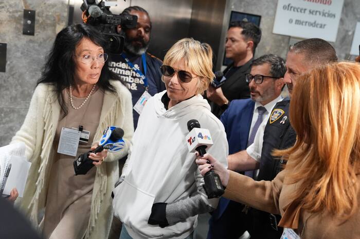 Selma Blair's representatives deny intent to harm on flight