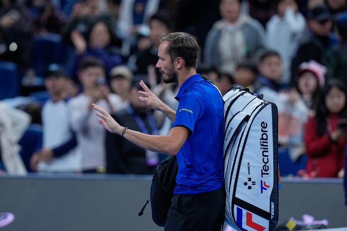 Medvedev wins first match since China Open disqualification