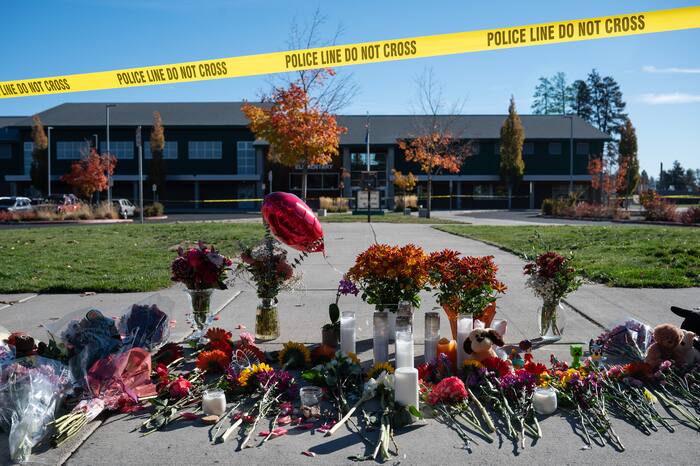 Oregon father shoots gunman at elementary school