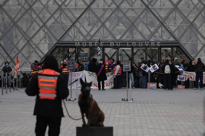 Paris museums close Saturday amid planned protest violence fears