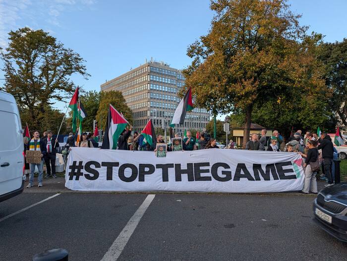 Protesters throw tennis balls and call on Ireland to boycott second match against Israel
