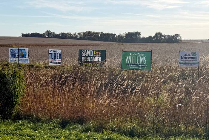 Democrats seek to narrow losses in rural Iowa ahead of election