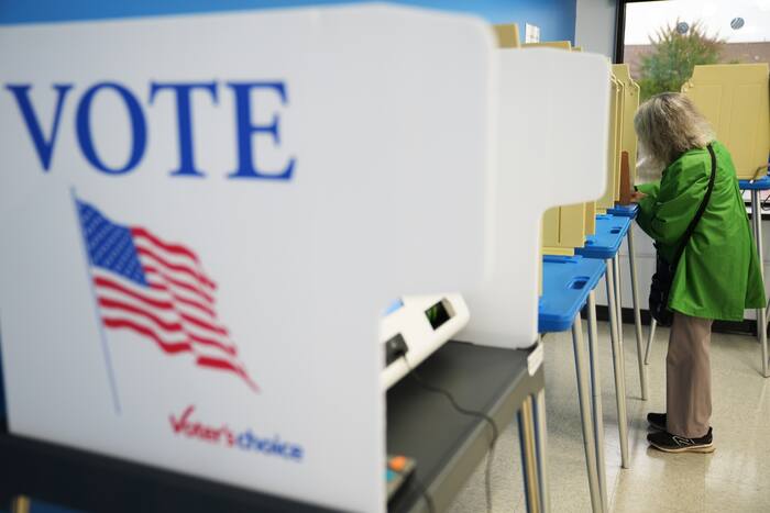Voters favor Democrats on issues but doubt either party