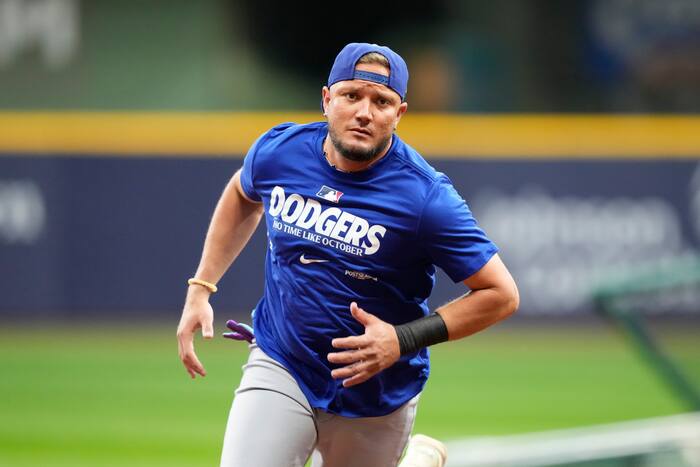 Rojas included in Dodgers roster despite back injury