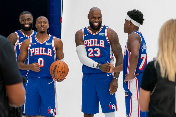 LeBron James makes debut in 76ers scrimmage