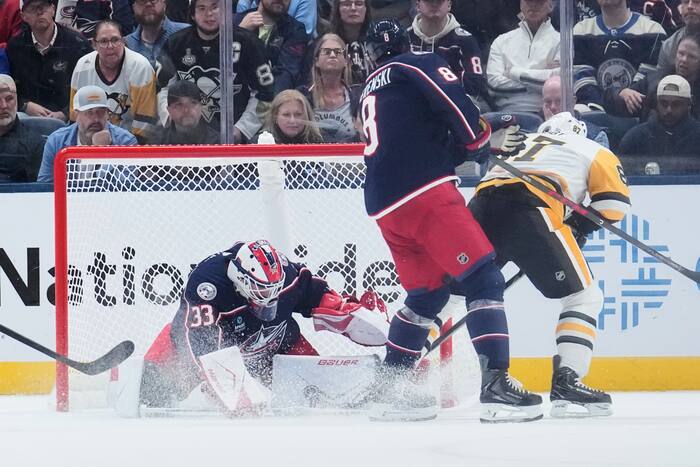Talbot becomes first goalie to win with ninth NHL team
