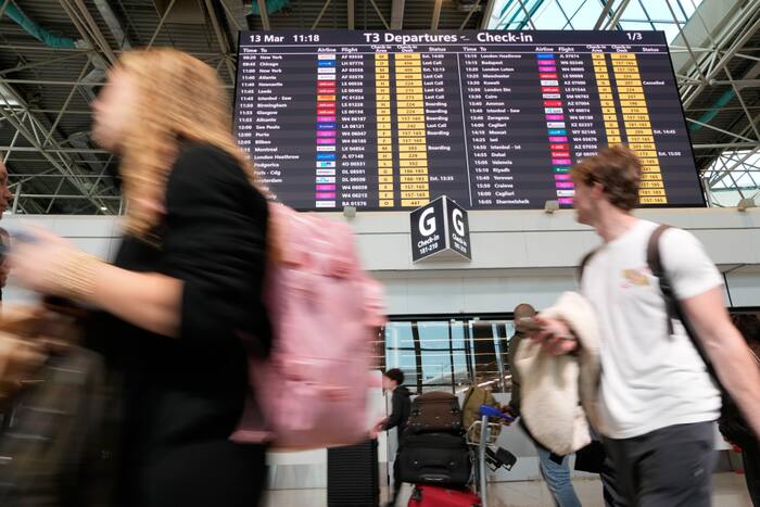 Italy halves air traffic after data network problems