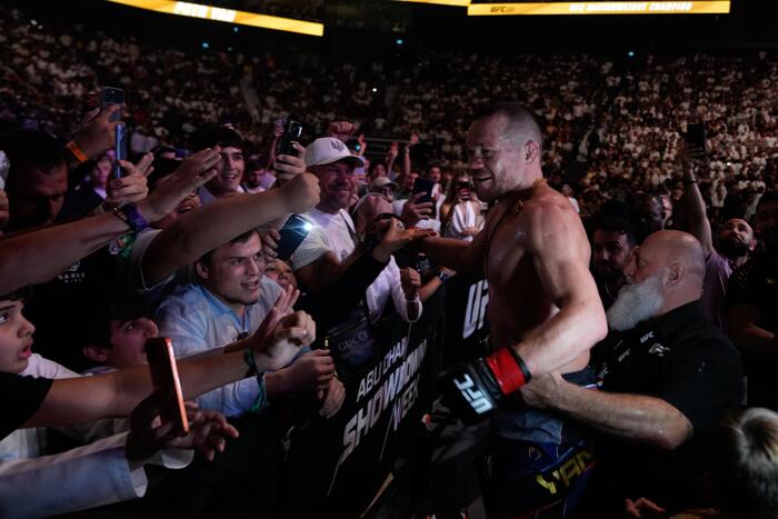 Volkanovski retains featherweight title, stops Evloev at UFC 333