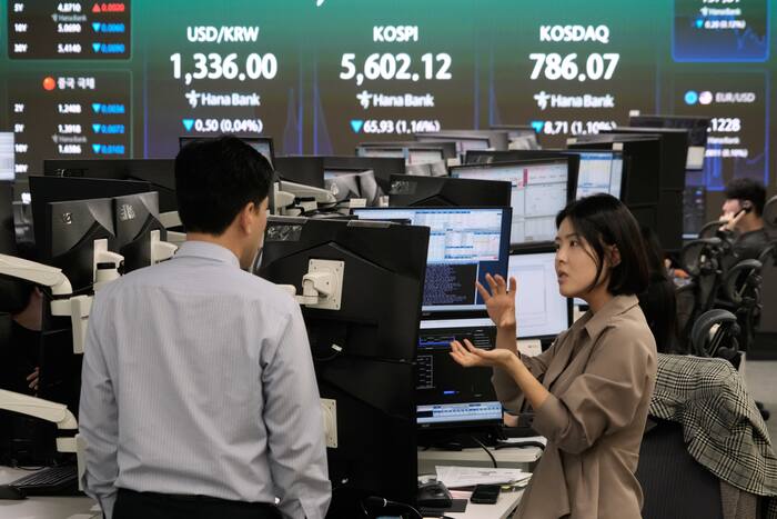 Asian Shares Mixed as Tech Swings, Oil Falls on Trump’s Russia Waiver