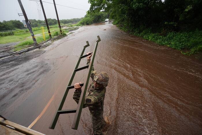 Hurricane Nolo Speeds Away From Hawaii, But Wind, Flood Risks Remain