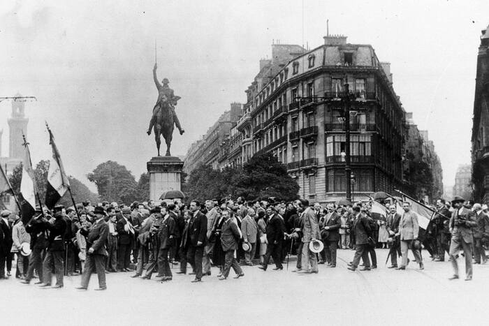 France sees violent riots amid mass protests over living costs